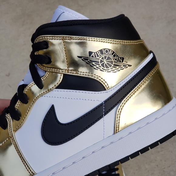 Air Jordan 1 Mid OG Metallic Gold Men's Size 9 New - Picture 9 of 11